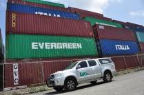 Preparando-se para o embarque da Fiona, no porto de Colón, no Panamá